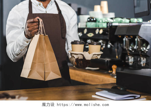 咖啡师在咖啡馆拿着袋子
